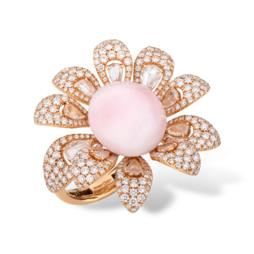 Anello in oro rosa 18kt con diamanti bianchi taglio brillante e diamanti goccia taglio rosetta che incorniciano una rara e ricercata perla rosa naturale “Conch”