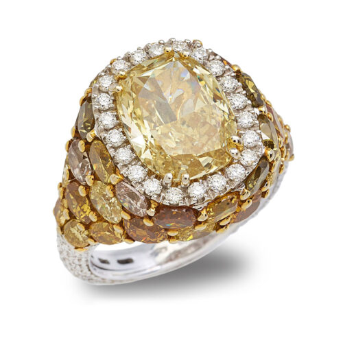 Anello in oro bianco 18kt, impreziosito da diamanti bianchi taglio brillante incastonati sul gambo. La montatura è impreziosita da una composizione di diamanti naturali di taglio ovalenelle tonalità Fancy Yellow e Brown. Al centro è incastonato un diamante naturale taglio Cushion da ct4,01 colore Fancy Yellow, contornato dadiamanti bianchi taglio brillante